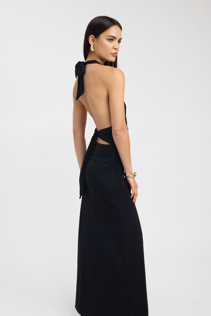 Vestido maxi elegante com decote halter