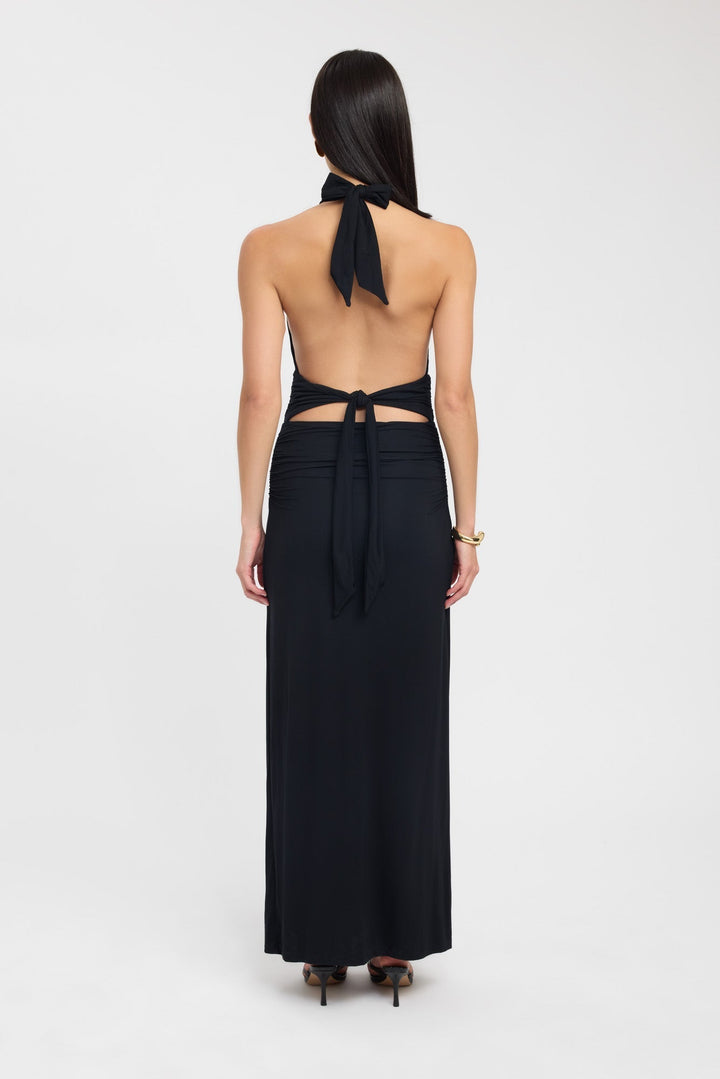 Vestido maxi elegante com decote halter