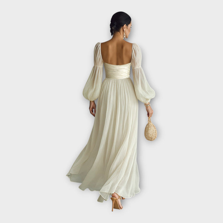 Vestido maxi arejado com linha romântica