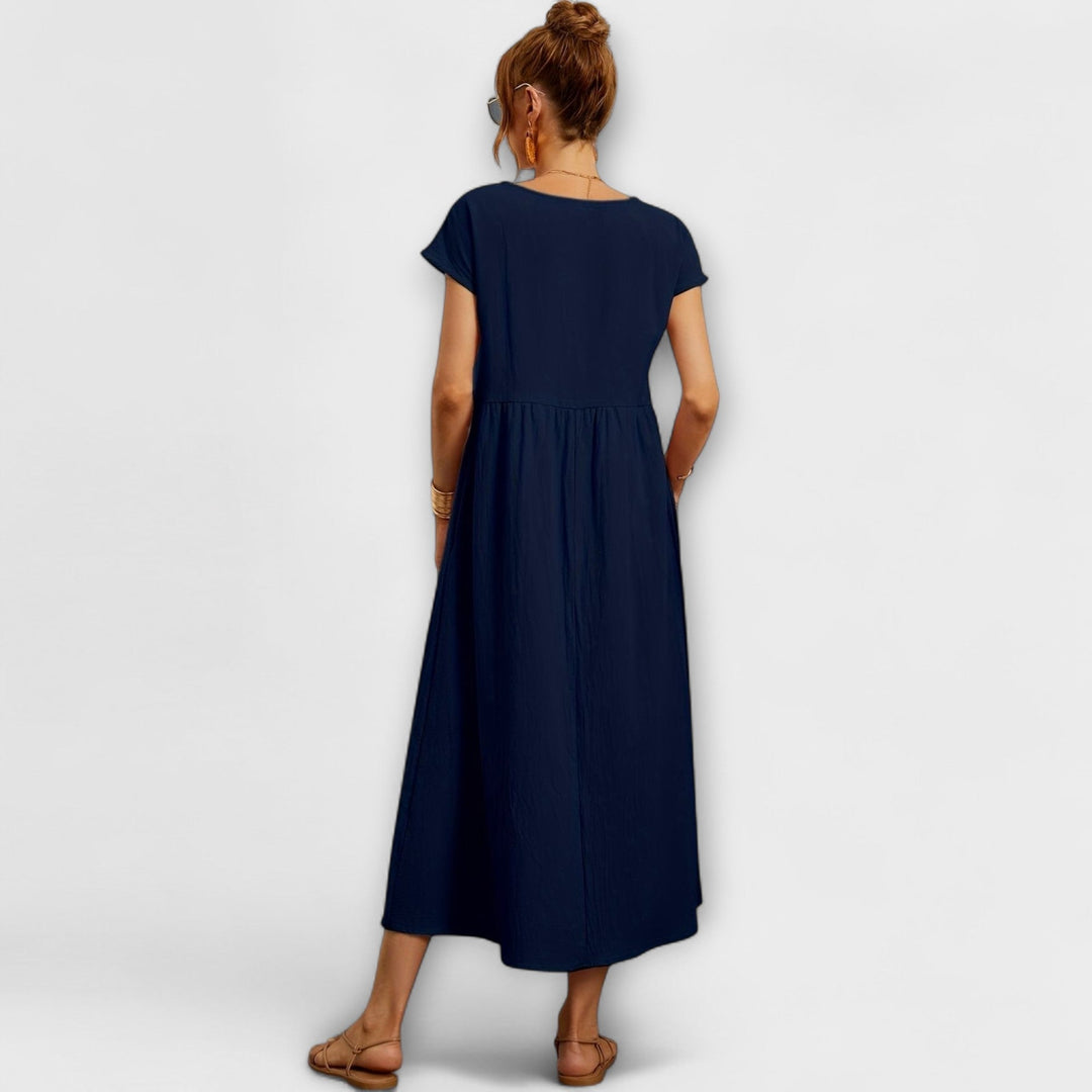 Vestido Midi com Linha Simples e Bolsos Laterais