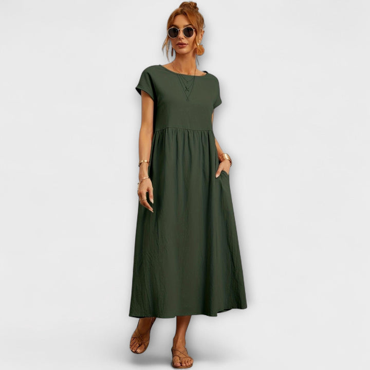 Vestido Midi com Linha Simples e Bolsos Laterais