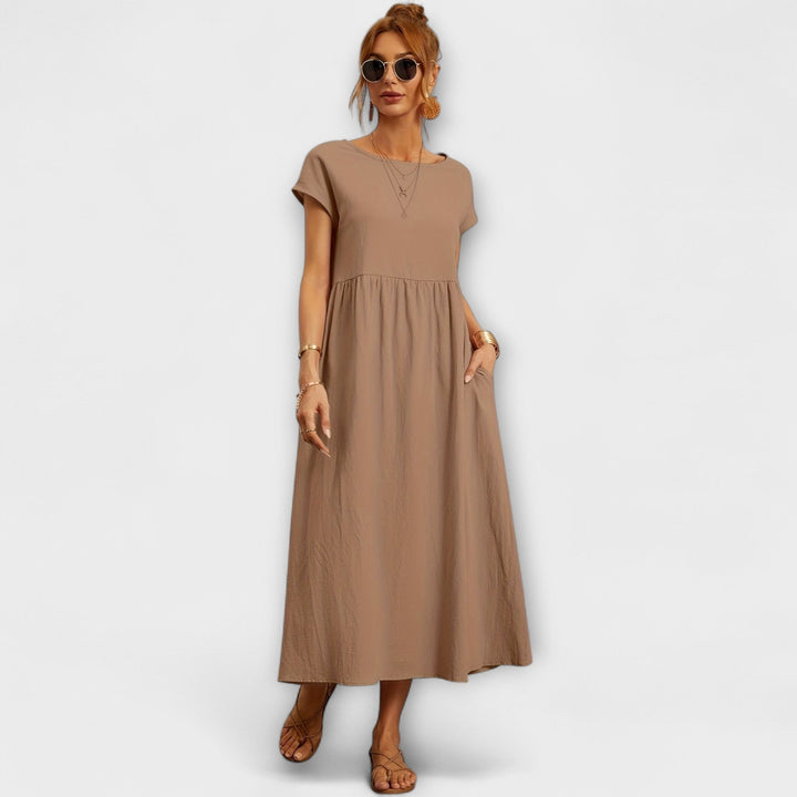 Vestido Midi com Linha Simples e Bolsos Laterais