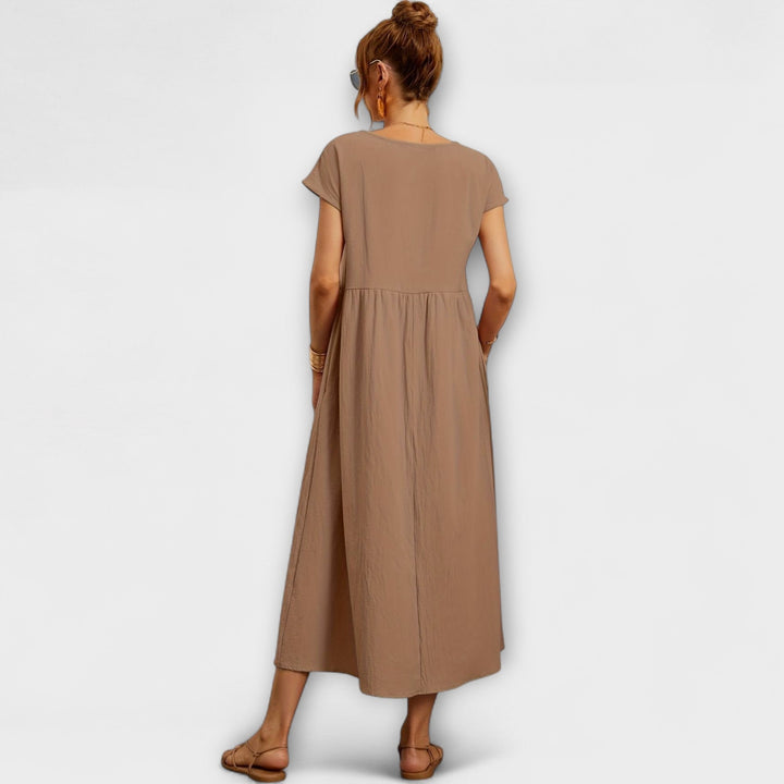 Vestido Midi com Linha Simples e Bolsos Laterais
