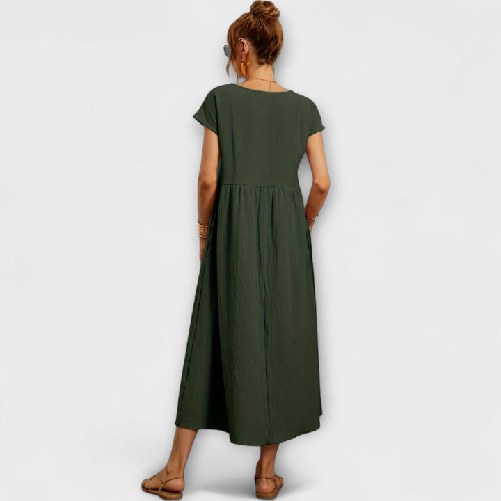 Vestido Midi com Linha Simples e Bolsos Laterais