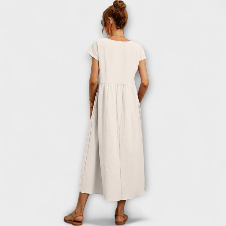 Vestido Midi com Linha Simples e Bolsos Laterais