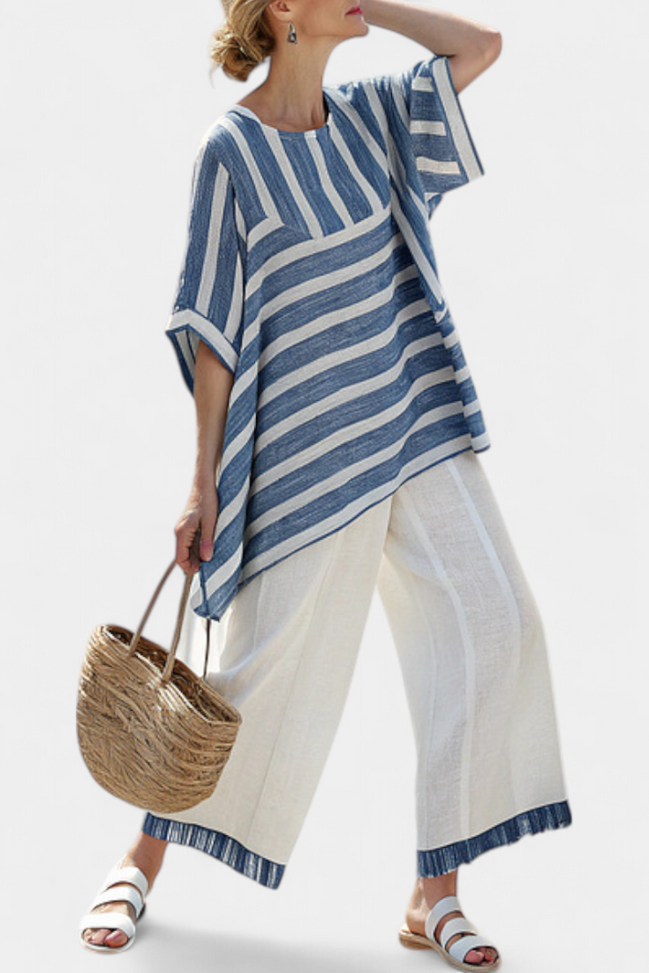 Conjunto Mediterrâneo Elegante em Linho com Riscas Azuis e Calças com Acabamento para um Look Fresco e Elegante