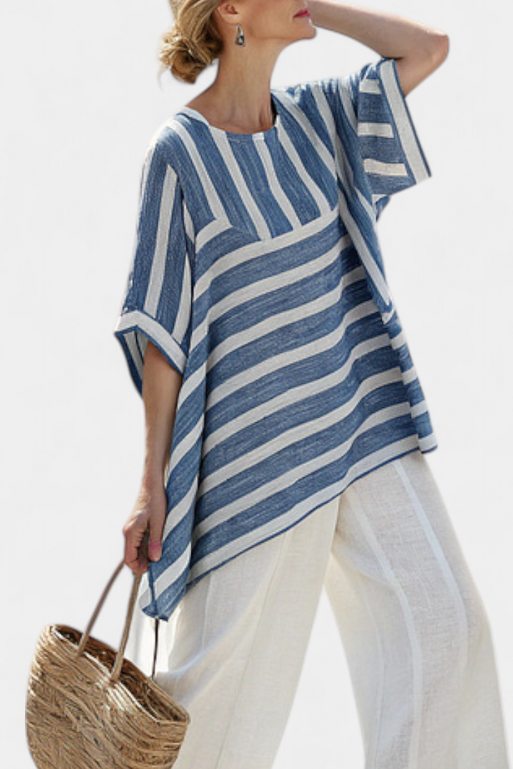 Conjunto Mediterrâneo Elegante em Linho com Riscas Azuis e Calças com Acabamento para um Look Fresco e Elegante