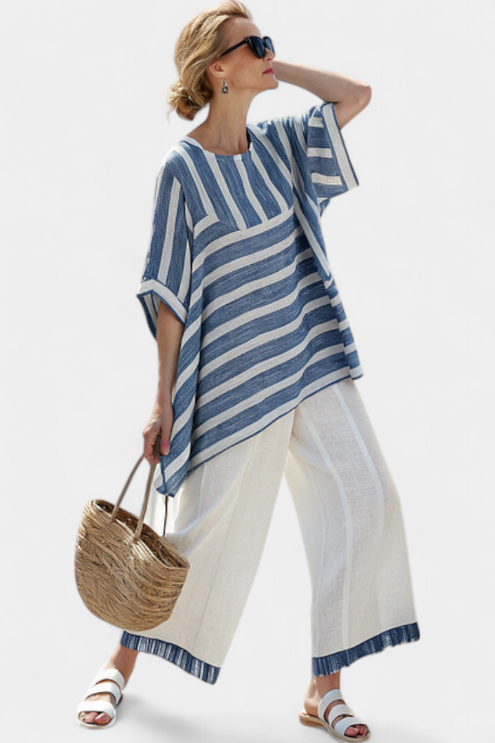 Conjunto Mediterrâneo Elegante em Linho com Riscas Azuis e Calças com Acabamento para um Look Fresco e Elegante