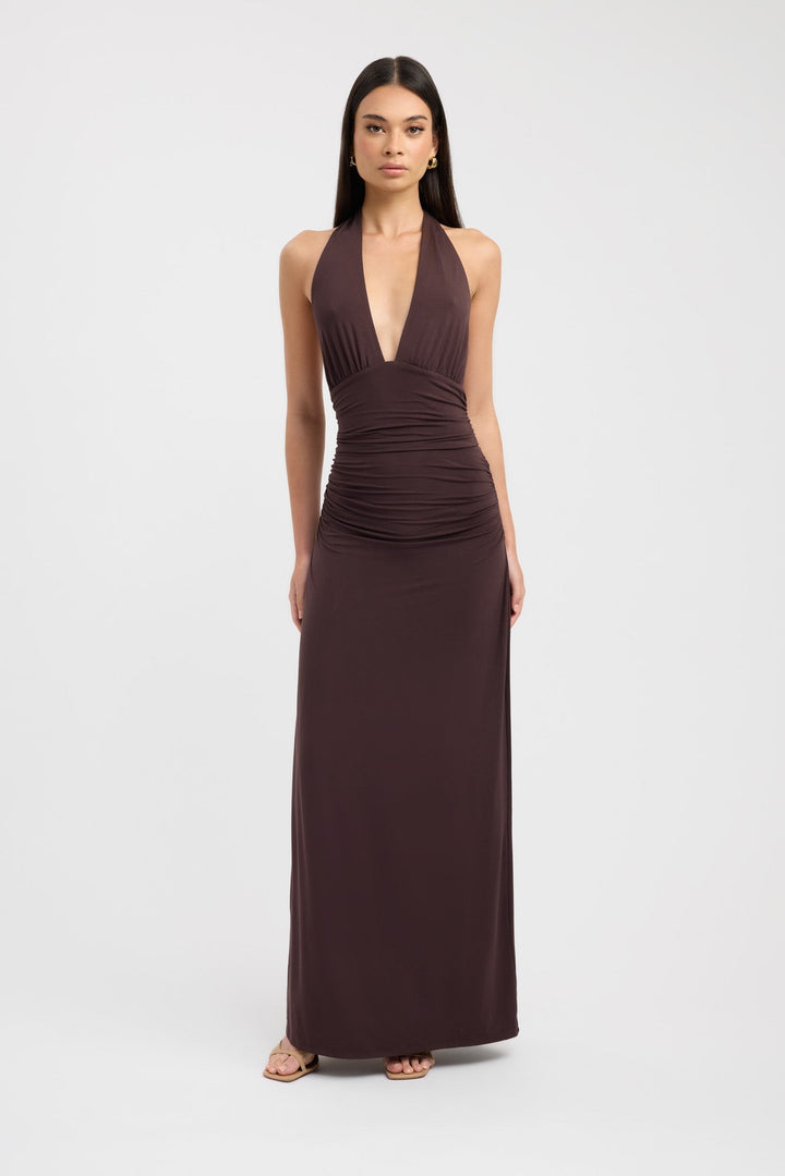 Vestido maxi elegante com decote halter