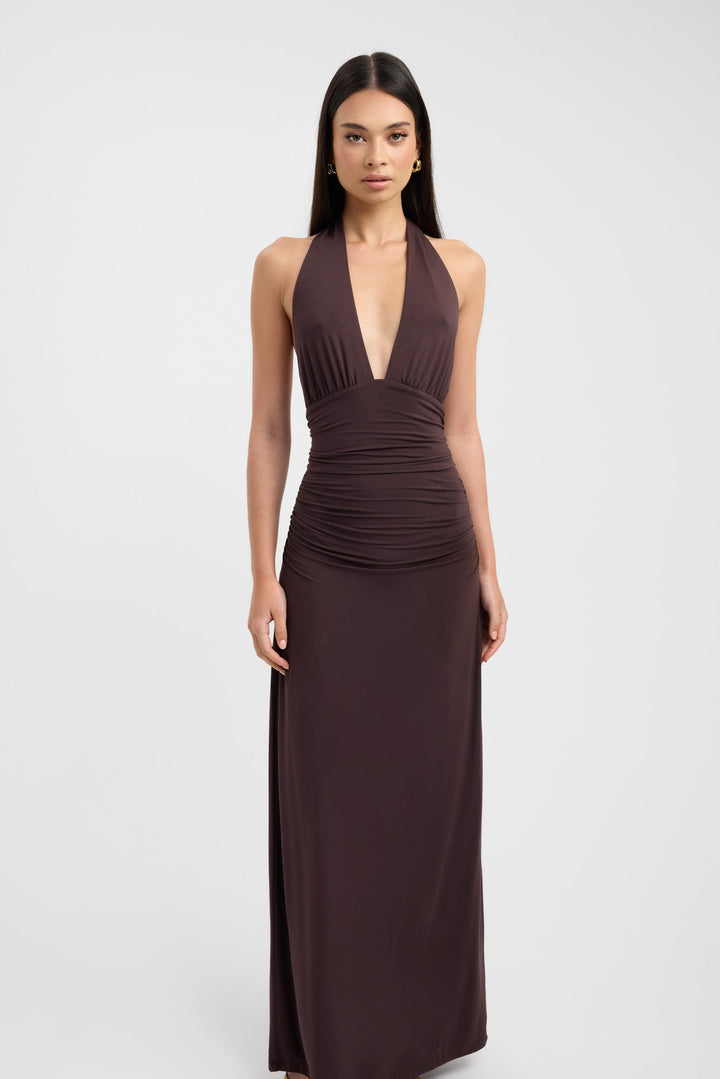 Vestido maxi elegante com decote halter