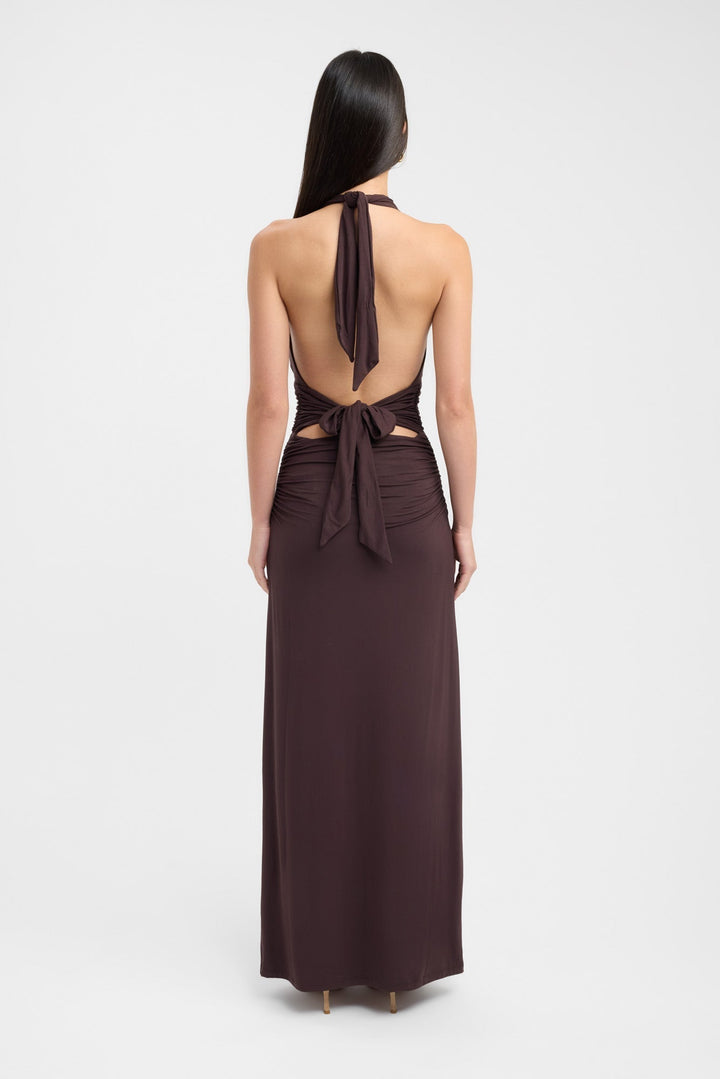 Vestido maxi elegante com decote halter