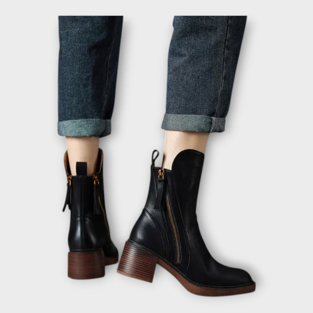 Botins com Linha Elegante e Detalhe de Fecho