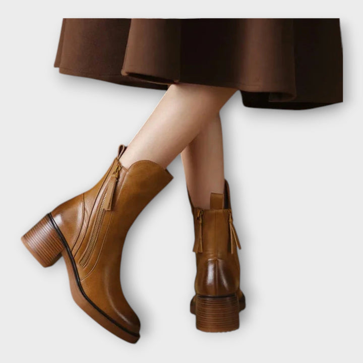 Botins com Linha Elegante e Detalhe de Fecho