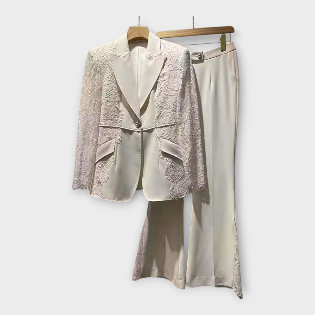 Conjunto elegante de blazer e calças com detalhes em renda