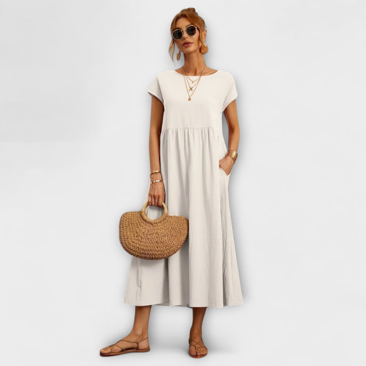 Vestido Midi com Linha Simples e Bolsos Laterais