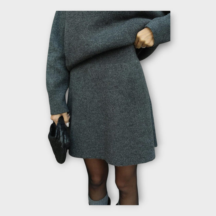 Conjunto de Blusa de Malha e Saia com Linha Moderna