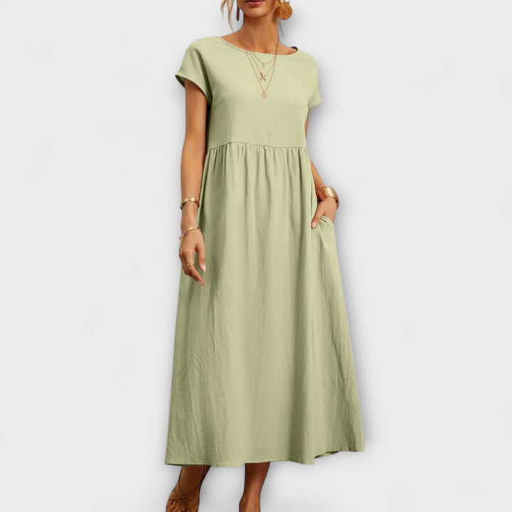 Vestido Midi com Linha Simples e Bolsos Laterais
