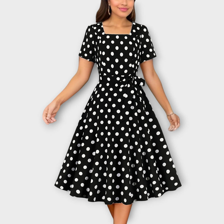 Vestido Retro com Poás e Decote Quadrado