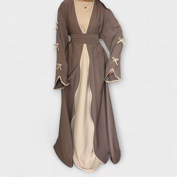 Cardigã Estiloso e Vestido em Combinação com Decoração Listrada