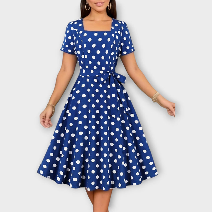 Vestido Retro com Poás e Decote Quadrado