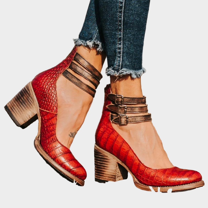 Sapatos de salto alto com múltiplas tiras