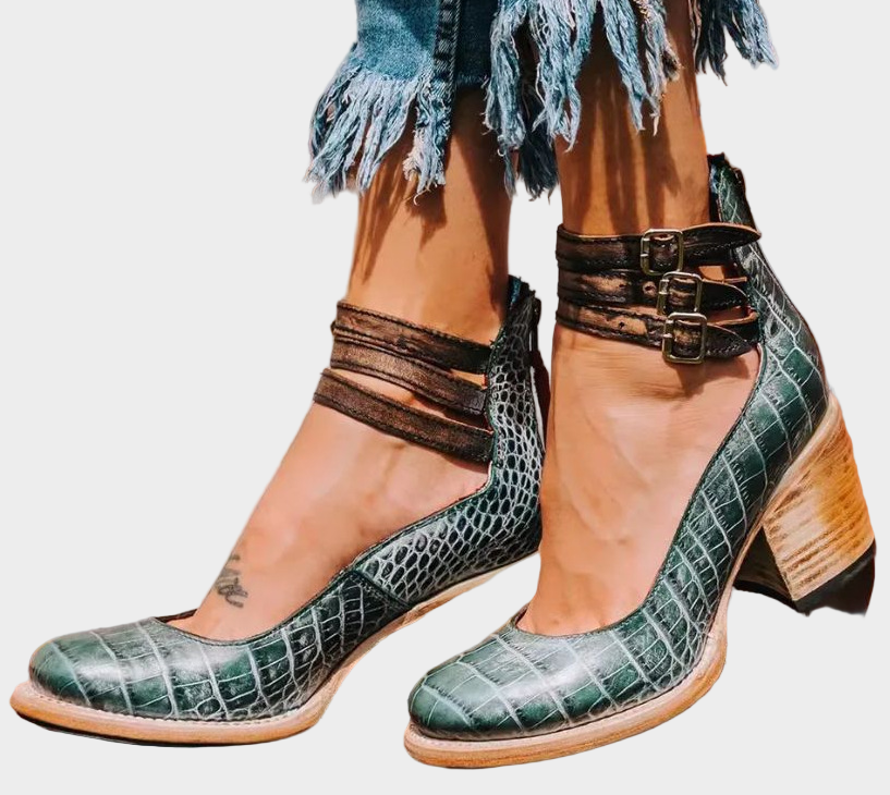 Sapatos de salto alto com múltiplas tiras