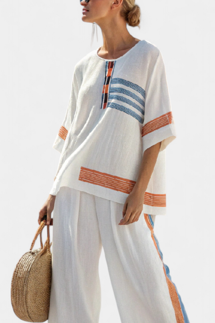 Conjunto étnico Daisy em branco com detalhes em azul e laranja – estilo único e vibrante