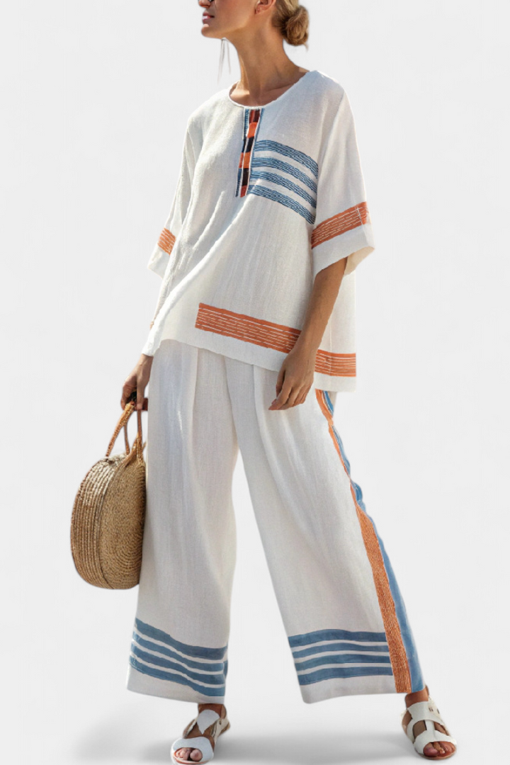 Conjunto étnico Daisy em branco com detalhes em azul e laranja – estilo único e vibrante