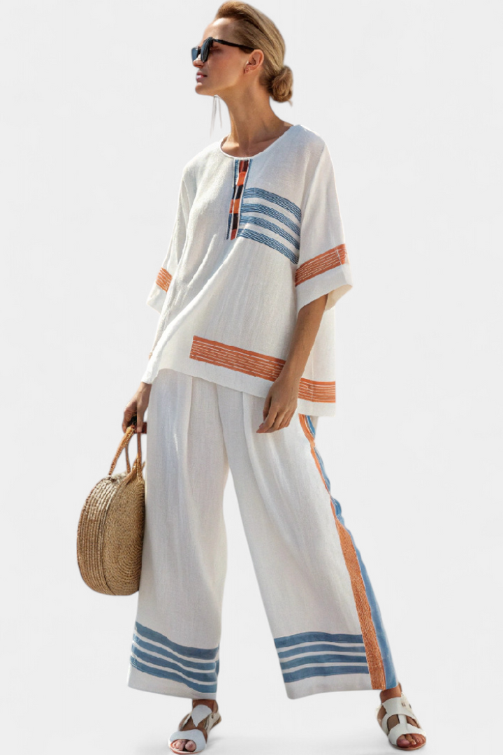 Conjunto étnico Daisy em branco com detalhes em azul e laranja – estilo único e vibrante